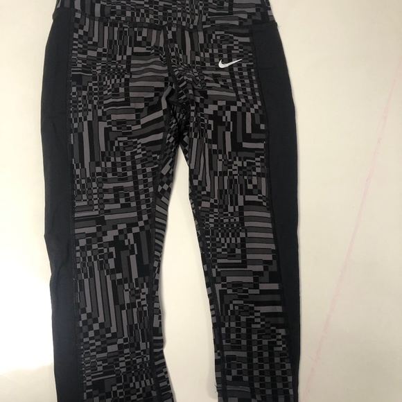 NWOT Nike Women's Capri Leggings - Picture 1 of 4